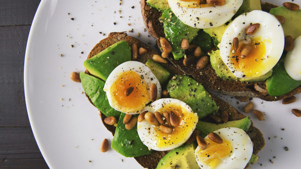 Avocado-Brot mit Ei