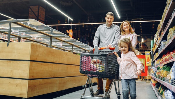Familie im Supermarkt