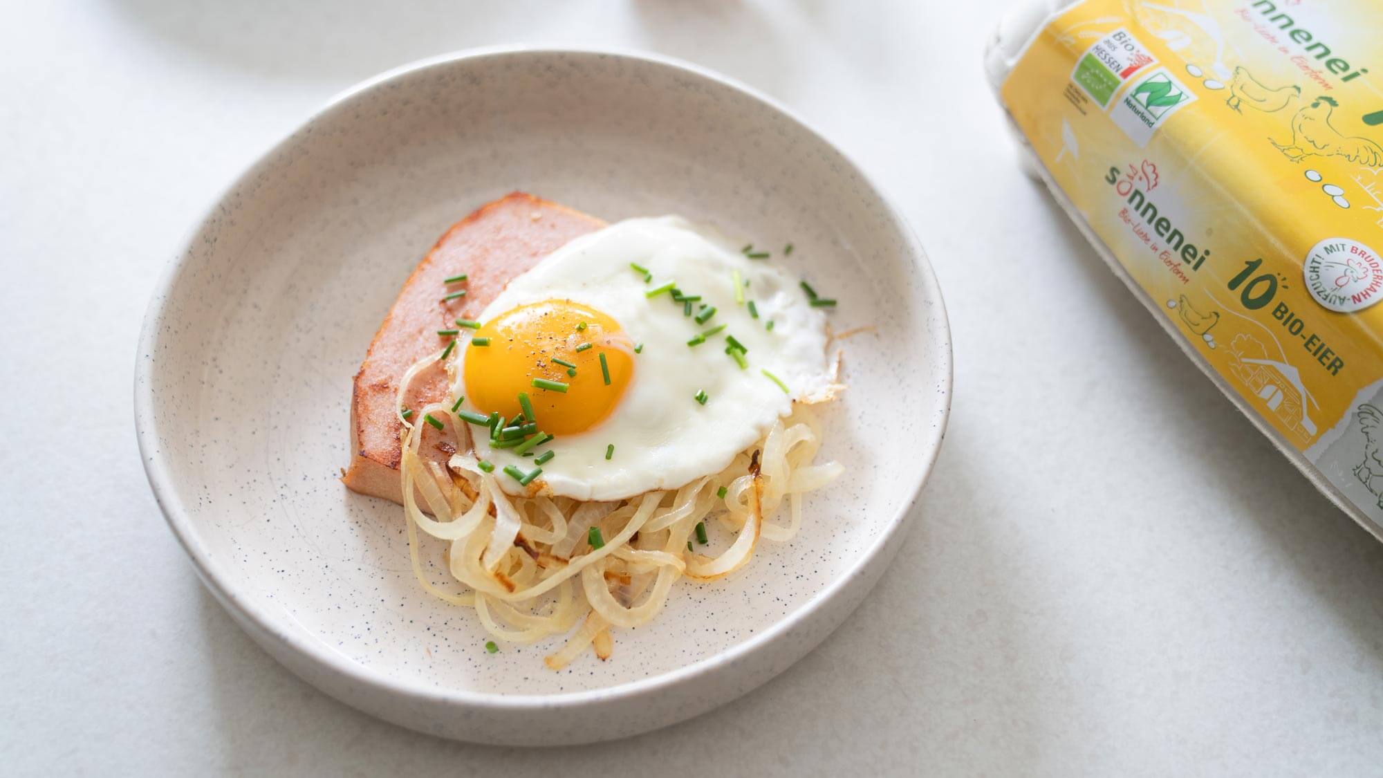 Leberkäse mit Spiegelei und Zwiebeln