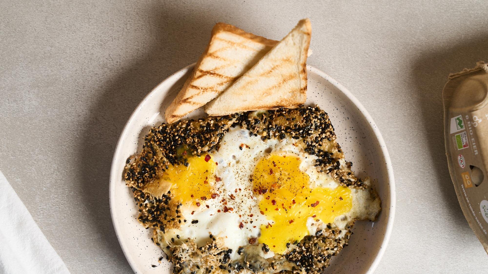 Knuspriges Sesam-Spiegelei mit Käserand