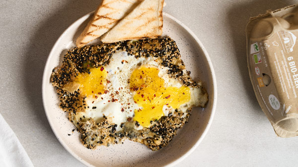 Knuspriges Sesam-Spieelei mit Käserand
